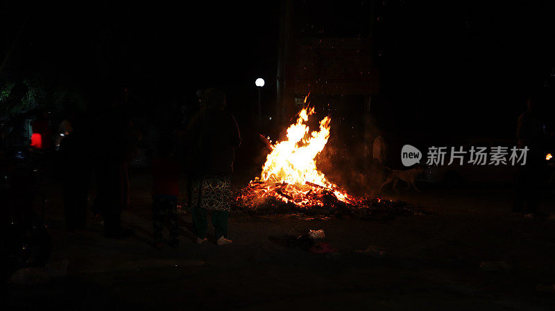 人们在晚上庆祝“Holika Dahan”或“Lohri”节